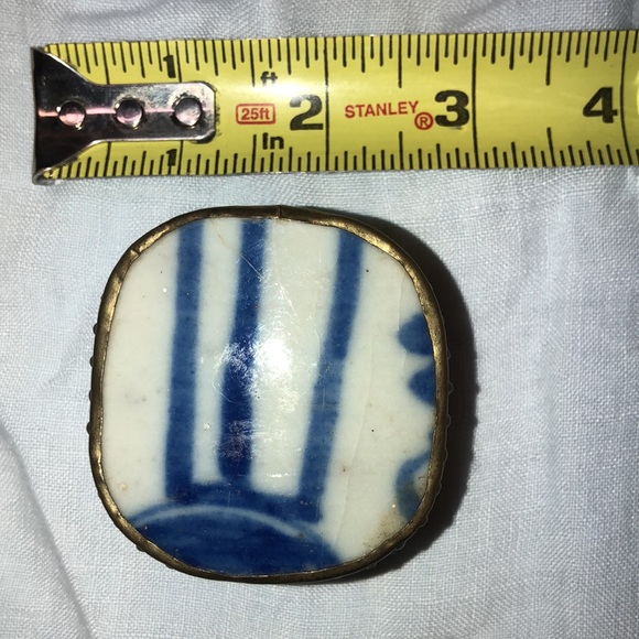 Simple silver box with blue design on top - Picture 5 of 5